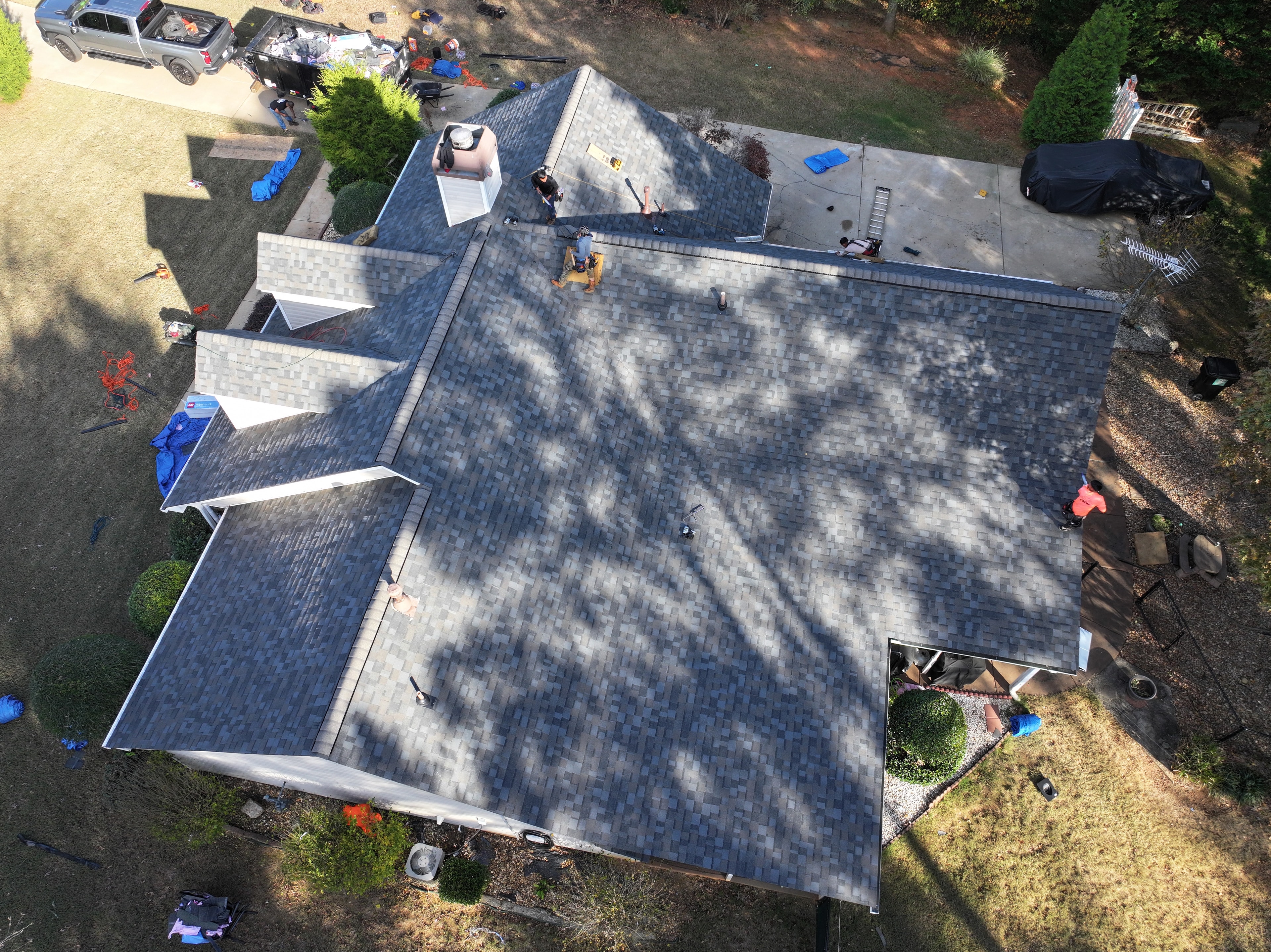 Beautiful home with new roof installed by Heath's Roofing